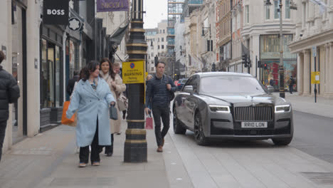 Außenansicht-Von-Designer-Markengeschäften-Mit-Luxusauto-In-Der-Bond-Street-Mayfair,-London,-Großbritannien